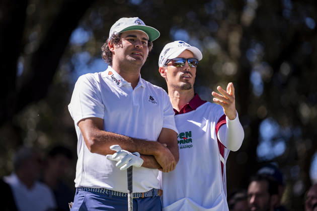 Open de Espana presented by Madrid - Day Two MADRID, SPAIN - OCTOBER 9: Eugenio Chacarra of Spain (L) interacts with his caddie on day two of the Open de Espana presented by Madrid at Club de Campo Villa de Madrid on October 9, 2026 in Madrid, Spain. Madrid Club de Campo Villa de Madrid Madrid Spain Copyright: xAlbertoxGardinx AGardin_20261009_Golf_Esp_Mad_1145