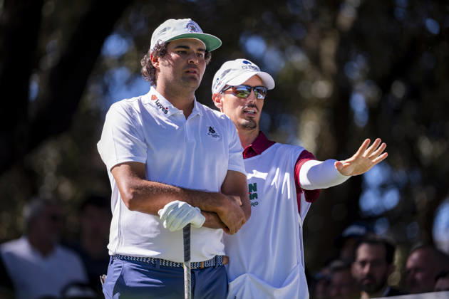Open de Espana presented by Madrid - Day Two MADRID, SPAIN - OCTOBER 9: Eugenio Chacarra of Spain (L) interacts with his caddie on day two of the Open de Espana presented by Madrid at Club de Campo Villa de Madrid on October 9, 2026 in Madrid, Spain. Madrid Club de Campo Villa de Madrid Madrid Spain Copyright: xAlbertoxGardinx AGardin_20261009_Golf_Esp_Mad_1146