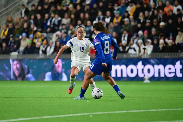 LKS 20261009 Lotta Lindström of FInland (left) and Dina Blagojevi? of Serbia in action during the women s World Cup European Qualifying play-off round first leg football match between Finland and Serbia in Tampere, Finland, on October 9, 2026, ahead of the 2027 FIFA Women s World Cup. - ANSSI TAKALA Tampere Finland 2shNIQOrLPQ  Copyright: xAnssixTakalax 2shNIQOrLPQ
