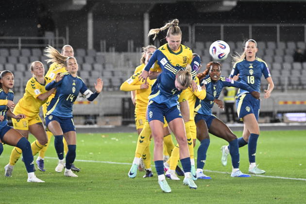 KAUNAS, LITAUEN 20261009 Sveriges Hanna Lundkvist och Evelyn Ijeh under fredagens fotbollsmatch, VM-playoff, mellan Litauen och Sverige pa Dariaus ir GirÃ no stadionas.