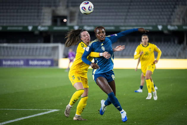 261009 Laura KubiliÅ«tÄ— of Lithuania and Evelyn Ijeh of Sweden during the FIFA Women s World Cup qualifier play-off football match between Lithuania and Sweden on October 9, 2026 in Kaunas. Photo: Mathias Bergeld BILDBYRAN kod MB MB1418 fotboll football soccer fotball vm-kval kval fifa womens world cup qualifier qualifier playoff lithuania sverige sweden dam bbeng play-off Copyright: MATHIASxBERGELD BB261009MB039
