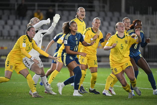 KAUNAS, LITAUEN 20261009 Litauens Laura KubiliÅ«tÄ—, Sveriges Felicia Schröder, Litauens Milda LiuÅ¾inaitÄ— och Monika GrikÅ¡aitÄ— samt Sveriges Evelyn Ijeh under fredagens fotbollsmatch, VM-playoff, mellan Litauen och Sverige pa Dariaus ir GirÃ no stadionas.
