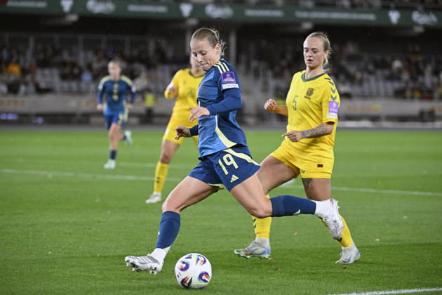 KAUNAS, LITAUEN 20261009 Sveriges Anna Anvegard och Litauens Monika GrikÅ¡aitÄ— under fredagens fotbollsmatch, VM-playoff, mellan Litauen och Sverige pa Dariaus ir GirÃ no stadionas.