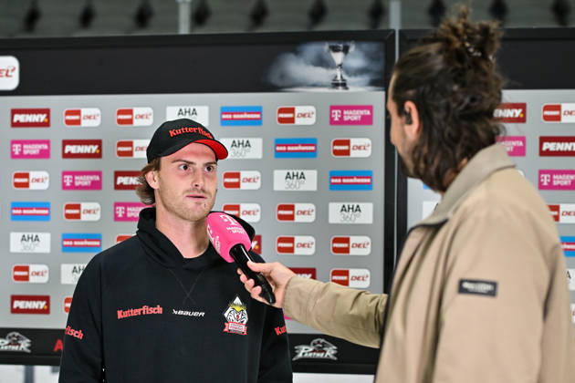 Penny DEL; Augsburger Panther - Fischtown Pinguins, 09.10.2026 aUGSBURG, GERMANY; 09. OCTOBER: im Bild Keean WASHKURAK (Fischtwon Pinguins 60) beim Interview mit Magenta vor dem Match der Penny DEL zwischen den Augsburger Panthern und den Fischtown Pinguins am 7. Spieltag im Curt Frenzel Stadion Copyright: xBEAUTIFULxSPORTS Goldbergx