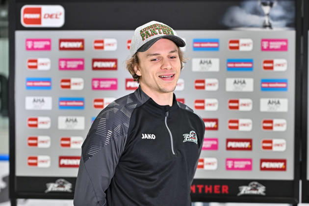Penny DEL; Augsburger Panther - Fischtown Pinguins, 09.10.2026 aUGSBURG, GERMANY; 09. OCTOBER: im Bild Tim WOHLGEMUTH (Augsburger Panther 33) beim Interview mit Magenta vor dem Match der Penny DEL zwischen den Augsburger Panthern und den Fischtown Pinguins am 7. Spieltag im Curt Frenzel Stadion Copyright: xBEAUTIFULxSPORTS Goldbergx