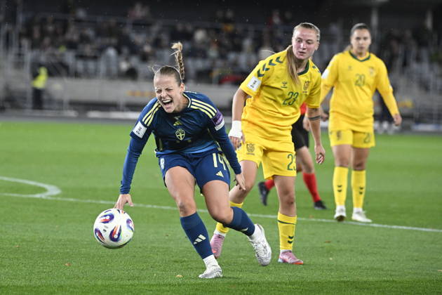 KAUNAS, LITAUEN 20261009 Sveriges Anna Anvegard och Litauens Loreta RogaÄiova under fredagens fotbollsmatch, VM-playoff, mellan Litauen och Sverige pa Dariaus ir GirÃ no stadionas.