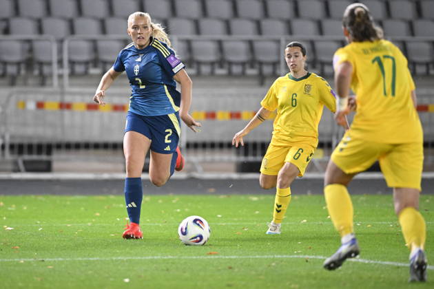 KAUNAS, LITAUEN 20261009 Sveriges Smilla Holmberg och Litauens Tereza Romanovskaja under fredagens fotbollsmatch, VM-playoff, mellan Litauen och Sverige pa Dariaus ir GirÃ no stadionas.