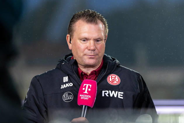 Uwe Koschinat (Rot-Weiss Essen, Cheftrainer) im Interview bei Magenta GER, SC Preussen Muenster vs. Rot-Weiss Essen, Fussball, 3. Liga, 8. Spieltag, Spielzeit 2026 2027, 09.10.2026 DFL Regulations prohibit any use of photographers as image sequences and or quasi-video. GER, SC Preussen Muenster vs. Rot-Weiss Essen, Fussball, 3. Liga, 8. Spieltag, Spielzeit 2026 2027, 09.10.2026 Muenster Copyright: xEibner-Pressefoto JanxRollingerx EP_JSK