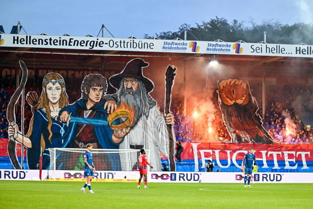 09.10.2026, GER, Fussball, Herren, 2. Bundesliga, 7. Spieltag, 1. FC Heidenheim vs 1. FC Kaiserslautern Choreographie der Heidenheimer Fans, Ultras, Osttribüne, Motiv aus Herr der Ringe, Pyrotechnik Heidenheim Voith-Arena Baden-Württemberg Deutschland Copyright: xNordphotox xHafnerx