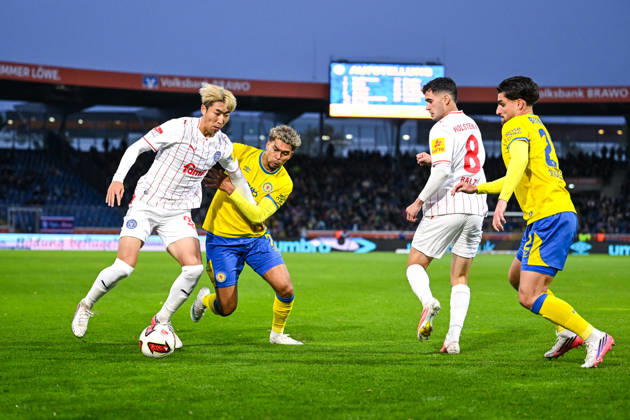 09.10.2026, Fussball, 2. Bundesliga, Eintracht Braunschweig - Holstein Kiel, Hiroki Sekine (Holstein Kiel), Yann Sturm (Eintracht Braunschweig), Guillermo Balzi (Holstein Kiel), xRHR-FOTO DEx Copyright: TeresaxKroeger RHR-FOTOx RHR-FOTO DE