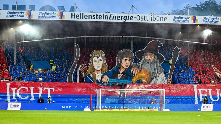 09.10.2026, GER, Fussball, Herren, 2. Bundesliga, 7. Spieltag, 1. FC Heidenheim vs 1. FC Kaiserslautern Choreographie der Heidenheimer Fans, Ultras, Osttribüne, Motiv aus Herr der Ringe Heidenheim Voith-Arena Baden-Württemberg Deutschland Copyright: xNordphotox xHafnerx