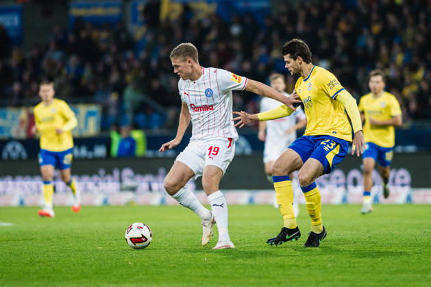 2. Bundesliga: Eintracht Braunschweig vs. Holstein Kiel, 09.10.2026 Phil Harres (Holstein Kiel, 19) gegen Isidoros Koutsidis (Eintracht Braunschweig, 23) im Zweikampf; Fußball, 2. Bundesliga, 7. Spieltag: Eintracht Braunschweig vs. Holstein Kiel am 09.10.2026 im Eintracht-Stadion, Braunschweig DFL REGULATIONS PROHIBIT ANY USE OF PHOTOGRAPHS AS IMAGE SEQUENCES AND OR QUASI-VIDEO. Copyright: xBEAUTIFULxSPORTS Tonhäuserx