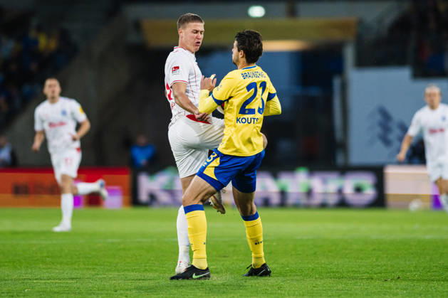 2. Bundesliga: Eintracht Braunschweig vs. Holstein Kiel, 09.10.2026 Phil Harres (Holstein Kiel, 19) gegen Isidoros Koutsidis (Eintracht Braunschweig, 23) im Zweikampf; Fußball, 2. Bundesliga, 7. Spieltag: Eintracht Braunschweig vs. Holstein Kiel am 09.10.2026 im Eintracht-Stadion, Braunschweig DFL REGULATIONS PROHIBIT ANY USE OF PHOTOGRAPHS AS IMAGE SEQUENCES AND OR QUASI-VIDEO. Copyright: xBEAUTIFULxSPORTS Tonhäuserx