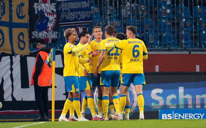 Deutschland: Fussball 2. Bundesliga 2026 2027, 7. Spieltag - Eintracht Braunschweig vs Holstein Kiel - Eintracht-Stadion (Braunschweig): Tor und Torjubel zum Jan Urbich (Eintracht Braunschweig, 27) Kevin Ehlers (Eintracht Braunschweig, 21) Florian Flick (Eintracht Braunschweig, 6) Copyright: xAymanxAlahmedx