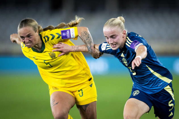 261009 Monika GriksaitÄ— of Lithuania and Anna Sandberg of Sweden during the FIFA Women s World Cup qualifier play-off football match between Lithuania and Sweden on October 9, 2026 in Kaunas. Photo: Mathias Bergeld BILDBYRAN kod MB MB1418 fotboll football soccer fotball vm-kval kval fifa womens world cup qualifier qualifier playoff lithuania sverige sweden dam bbeng play-off Copyright: MATHIASxBERGELD BB261009MB068