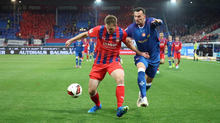 09.10.2026, xrekx, Fussball 2.Bundesliga, 1.FC Heidenheim - 1.FC Kaiserslautern v.l. Patrick Mainka (1FC Heidenheim 1846) Mergim Berisha (1.FC Kaiserslautern) Zweikampf, Aktion, action, battle for the ball (DFL DFB REGULATIONS PROHIBIT ANY USE OF PHOTOGRAPHS as IMAGE SEQUENCES and or QUASI-VIDEO) Heidenheim