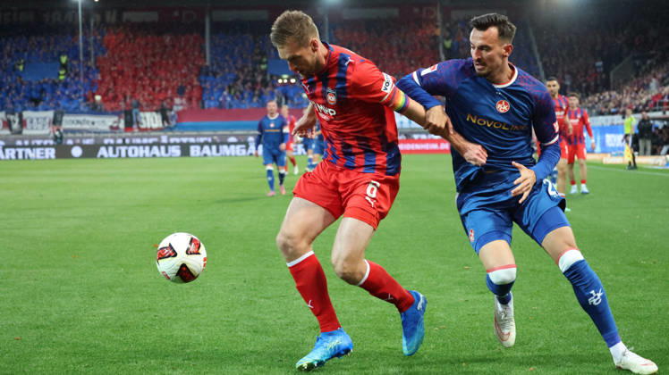 09.10.2026, xrekx, Fussball 2.Bundesliga, 1.FC Heidenheim - 1.FC Kaiserslautern v.l. Patrick Mainka (1FC Heidenheim 1846) Mergim Berisha (1.FC Kaiserslautern) Zweikampf, Aktion, action, battle for the ball (DFL DFB REGULATIONS PROHIBIT ANY USE OF PHOTOGRAPHS as IMAGE SEQUENCES and or QUASI-VIDEO) Heidenheim