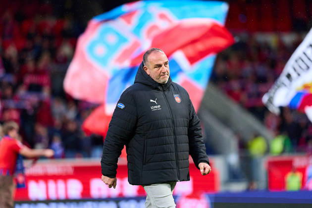 Frank Schmidt (1.FC Heidenheim, Chef-Trainer) vor einer Fahne des 1. FC Heidenheim GER, 1. FC Heidenheim 1846 vs. 1. FC Kaiserslautern, Fussball, 2. Bundesliga, 7. Spieltag, Spielzeit 2026 2027, 09.10.2026 DFL regulations prohibit any use of photographs as image sequences and or quasi-video. GER, 1. FC Heidenheim 1846 vs. 1. FC Kaiserslautern, Fussball, 2. Bundesliga, 7. Spieltag, Spielzeit 2026 2027, 09.10.2026 Heidenheim an der Brenz Copyright: xEibner-Pressefoto GeraldxOelze-dexStoppanyx EP_ODS