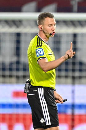 Schiedsrichter Florian Lechner gestikuliert, gestik waehrend des spiels der 2. Bundesliga zwischen 1. FC Heidenheim und 1. FC Kaiserslautern, Voith-Arena am 09. October 2026 in Heidenheim an der Brenz, Deutschland. (Foto von Harry Langer DeFodi Images) +++ Schiedsrichter Florian Lechner gestures during the 2nd Bundesliga match between 1. FC Heidenheim and 1. FC Kaiserslautern at Voith-Arena on October 9, 2026 in Heidenheim an der Brenz, Germany. (Photo by Harry Langer DeFodi Images) DFB DFL REGULATIONS PROHIBIT ANY USE OF PHOTOGRAPHS AS IMAGE SEQUENCES AND OR QUASI-VIDEO. (Photo by Harry Langer DeFodi Images) DFB DFL REGULATIONS PROHIBIT ANY USE OF PHOTOGRAPHS AS IMAGE SEQUENCES AND OR QUASI-VIDEO. -