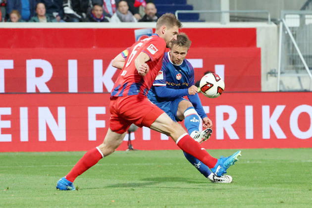 09.10.2026, xrekx, Fussball 2.Bundesliga, 1.FC Heidenheim - 1.FC Kaiserslautern v.l. Patrick Mainka (1FC Heidenheim 1846) Naatan Skyttä Skyttae (1.FC Kaiserslautern) Zweikampf, Aktion, action, battle for the ball (DFL DFB REGULATIONS PROHIBIT ANY USE OF PHOTOGRAPHS as IMAGE SEQUENCES and or QUASI-VIDEO) Heidenheim