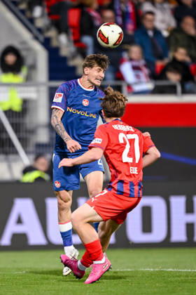 Paul Joly (1. FC Kaiserslautern) und Michael Heule (1. FC Heidenheim 1846) im Zweikampf waehrend des spiels der 2. Bundesliga zwischen 1. FC Heidenheim und 1. FC Kaiserslautern, Voith-Arena am 09. October 2026 in Heidenheim an der Brenz, Deutschland. (Foto von Harry Langer DeFodi Images) +++ Paul Joly (1. FC Kaiserslautern) und Michael Heule (1. FC Heidenheim 1846) battle for the ball during the 2nd Bundesliga match between 1. FC Heidenheim and 1. FC Kaiserslautern at Voith-Arena on October 9, 2026 in Heidenheim an der Brenz, Germany. (Photo by Harry Langer DeFodi Images) DFB DFL REGULATIONS PROHIBIT ANY USE OF PHOTOGRAPHS AS IMAGE SEQUENCES AND OR QUASI-VIDEO. (Photo by Harry Langer DeFodi Images) DFB DFL REGULATIONS PROHIBIT ANY USE OF PHOTOGRAPHS AS IMAGE SEQUENCES AND OR QUASI-VIDEO. -