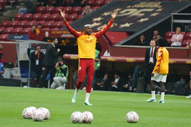 October 9, 2026, Sariyer, Istanbul, Turkey: Victor Osimhen (C) of Galatasaray greets the fans before the Turkish Super League 2026 27 match between Galatasaray and Kasimpasa at RAMS Park Stadium in Istanbul, Turkey, on October 9, 2026. Sariyer Turkey - ZUMAu194 20261009_zip_u194_001 Copyright: xTolgaxUluturkx