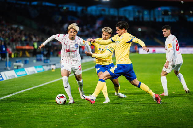 2. Bundesliga: Eintracht Braunschweig vs. Holstein Kiel, 09.10.2026 Hiroki Sekine (Holstein Kiel, 32) gegen Fabio Di Michele Sanchez (Eintracht Braunschweig, 22) im Zweikampf; Fußball, 2. Bundesliga, 7. Spieltag: Eintracht Braunschweig vs. Holstein Kiel am 09.10.2026 im Eintracht-Stadion, Braunschweig DFL REGULATIONS PROHIBIT ANY USE OF PHOTOGRAPHS AS IMAGE SEQUENCES AND OR QUASI-VIDEO. Copyright: xBEAUTIFULxSPORTS Tonhäuserx