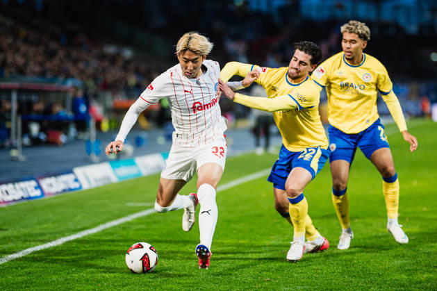 2. Bundesliga: Eintracht Braunschweig vs. Holstein Kiel, 09.10.2026 Hiroki Sekine (Holstein Kiel, 32) gegen Fabio Di Michele Sanchez (Eintracht Braunschweig, 22) im Zweikampf; Fußball, 2. Bundesliga, 7. Spieltag: Eintracht Braunschweig vs. Holstein Kiel am 09.10.2026 im Eintracht-Stadion, Braunschweig DFL REGULATIONS PROHIBIT ANY USE OF PHOTOGRAPHS AS IMAGE SEQUENCES AND OR QUASI-VIDEO. Copyright: xBEAUTIFULxSPORTS Tonhäuserx
