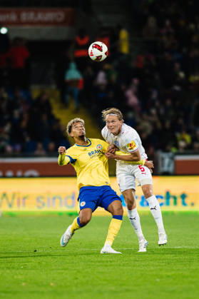 2. Bundesliga: Eintracht Braunschweig vs. Holstein Kiel, 09.10.2026 Yann Sturm (Eintracht Braunschweig, 7) gegen Noah Madsen (Holstein Kiel, 5) im Zweikampf; Fußball, 2. Bundesliga, 7. Spieltag: Eintracht Braunschweig vs. Holstein Kiel am 09.10.2026 im Eintracht-Stadion, Braunschweig DFL REGULATIONS PROHIBIT ANY USE OF PHOTOGRAPHS AS IMAGE SEQUENCES AND OR QUASI-VIDEO. Copyright: xBEAUTIFULxSPORTS Tonhäuserx