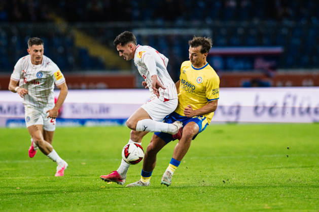 2. Bundesliga: Eintracht Braunschweig vs. Holstein Kiel, 09.10.2026 Guillermo Balzi (Holstein Kiel, 8) gegen Max Marie (Eintracht Braunschweig, 15) im Zweikampf; Fußball, 2. Bundesliga, 7. Spieltag: Eintracht Braunschweig vs. Holstein Kiel am 09.10.2026 im Eintracht-Stadion, Braunschweig DFL REGULATIONS PROHIBIT ANY USE OF PHOTOGRAPHS AS IMAGE SEQUENCES AND OR QUASI-VIDEO. Copyright: xBEAUTIFULxSPORTS Tonhäuserx