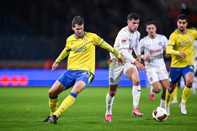 09.10.2026, Fussball, 2. Bundesliga, Eintracht Braunschweig - Holstein Kiel, Isidoros Koutsidis (Eintracht Braunschweig), Guillermo Balzi (Holstein Kiel) xRHR-FOTO DEx Copyright: TeresaxKroeger RHR-FOTOx RHR-FOTO DE