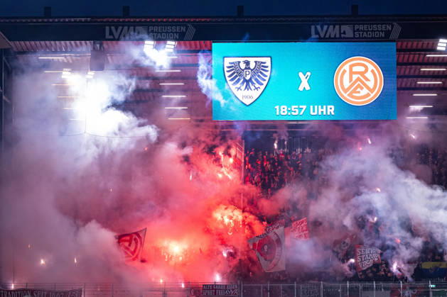 Die Fans von Rot-Weiss Essen zuenden Pyrotechnik im Gaesteblock GER, SC Preussen Muenster vs. Rot-Weiss Essen, Fussball, 3. Liga, 8. Spieltag, Spielzeit 2026 2027, 09.10.2026 DFL Regulations prohibit any use of photographers as image sequences and or quasi-video. GER, SC Preussen Muenster vs. Rot-Weiss Essen, Fussball, 3. Liga, 8. Spieltag, Spielzeit 2026 2027, 09.10.2026 Muenster Copyright: xEibner-Pressefoto JanxRollingerx EP_JSK