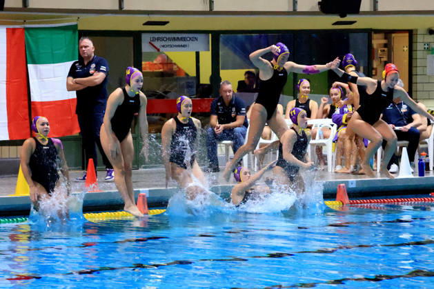 09.10.2026, GER, DEU, Deutschland Wasserball Frauen ,Wasserbal Champion League Qualifikation, Saison 2026, Berlin, Spandau 04 vs. UVSE UVSE-Spielerkreis, Sprung ins Wasser nordphoto GmbH Engler Berlin Schwimmhalle-Schoeneberg Berlin Deutschland Copyright: xNordphotox xEnglerx