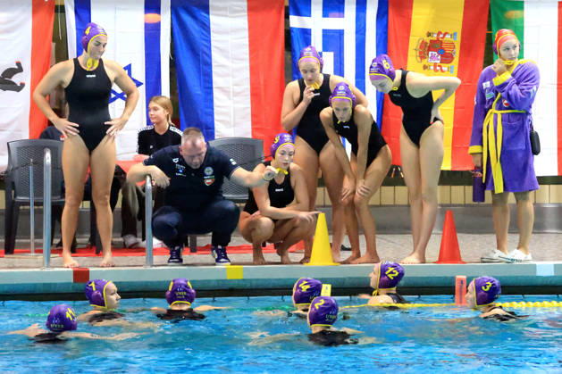 09.10.2026, GER, DEU, Deutschland Wasserball Frauen ,Wasserbal Champion League Qualifikation, Saison 2026, Berlin, Spandau 04 vs. UVSE Coach Marton Benczur( UVSE ), UVSE-Spielerkreis, reden, diskutieren nordphoto GmbH Engler Berlin Schwimmhalle-Schoeneberg Berlin Deutschland Copyright: xNordphotox xEnglerx