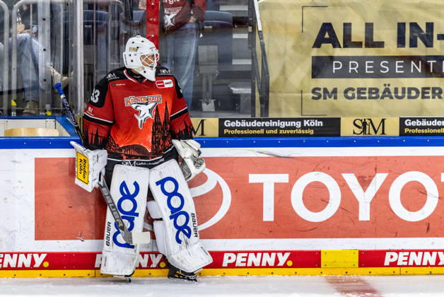 Nico Wiens (Koelner Haie, 33) vertritt Janne Juvonen (Koelner Haie, 30) und beobachtet konzentriert beim Warmup die Spieler der Schwenninger Wild Wings Koelner Haie vs. Schwenninger Wild Wings, Eishockey, Penny DEL, Spieltag 07, 2026 2027, 09.10.2026 Koelner Haie vs. Schwenninger Wild Wings, Eishockey, Penny DEL, Spieltag 07, 2026 2027, 09.10.2026 Koeln Copyright: xEibner-Pressefoto GerhardxWingenderx EP_GWR