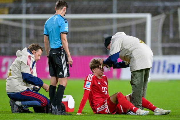 Guido Della Rovere (Bayern Muenchen, FCB, 10) muss mit einer Kopfverletzung in der ersten Spielminute behandelt werden, verletzt, Verletzung, injured, sporting injury, 09.10.2026, München (Deutschland), Fussball, Regionalliga Bayern, FC Bayern München II - SpVgg Unterhaching