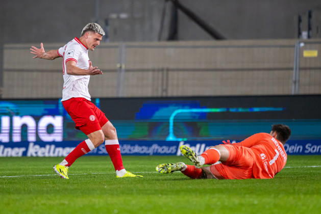 (L-R) Marek Janssen (Rot-Weiss Essen, 20) gegen Morten Behrens (SC Preussen Muenster, 01) GER, SC Preussen Muenster vs. Rot-Weiss Essen, Fussball, 3. Liga, 8. Spieltag, Spielzeit 2026 2027, 09.10.2026 DFL Regulations prohibit any use of photographers as image sequences and or quasi-video. GER, SC Preussen Muenster vs. Rot-Weiss Essen, Fussball, 3. Liga, 8. Spieltag, Spielzeit 2026 2027, 09.10.2026 Muenster Copyright: xEibner-Pressefoto JanxRollingerx EP_JSK