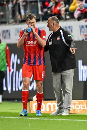 Patrick Mainka (1. FC Heidenheim 1846) und Trainer Frank Schmidt (1. FC Heidenheim 1846) gestikuliert, gestik waehrend des spiels der 2. Bundesliga zwischen 1. FC Heidenheim und 1. FC Kaiserslautern, Voith-Arena am 09. October 2026 in Heidenheim an der Brenz, Deutschland. (Foto von Harry Langer DeFodi Images) +++ Patrick Mainka (1. FC Heidenheim 1846) und Trainer Frank Schmidt (1. FC Heidenheim 1846) gestures during the 2nd Bundesliga match between 1. FC Heidenheim and 1. FC Kaiserslautern at Voith-Arena on October 9, 2026 in Heidenheim an der Brenz, Germany. (Photo by Harry Langer DeFodi Images) DFB DFL REGULATIONS PROHIBIT ANY USE OF PHOTOGRAPHS AS IMAGE SEQUENCES AND OR QUASI-VIDEO. (Photo by Harry Langer DeFodi Images) DFB DFL REGULATIONS PROHIBIT ANY USE OF PHOTOGRAPHS AS IMAGE SEQUENCES AND OR QUASI-VIDEO. -