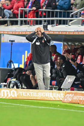 Trainer Frank Schmidt (1. FC Heidenheim 1846) gestikuliert, gestik waehrend des spiels der 2. Bundesliga zwischen 1. FC Heidenheim und 1. FC Kaiserslautern, Voith-Arena am 09. October 2026 in Heidenheim an der Brenz, Deutschland. (Foto von Harry Langer DeFodi Images) +++ Trainer Frank Schmidt (1. FC Heidenheim 1846) gestures during the 2nd Bundesliga match between 1. FC Heidenheim and 1. FC Kaiserslautern at Voith-Arena on October 9, 2026 in Heidenheim an der Brenz, Germany. (Photo by Harry Langer DeFodi Images) DFB DFL REGULATIONS PROHIBIT ANY USE OF PHOTOGRAPHS AS IMAGE SEQUENCES AND OR QUASI-VIDEO. (Photo by Harry Langer DeFodi Images) DFB DFL REGULATIONS PROHIBIT ANY USE OF PHOTOGRAPHS AS IMAGE SEQUENCES AND OR QUASI-VIDEO. -