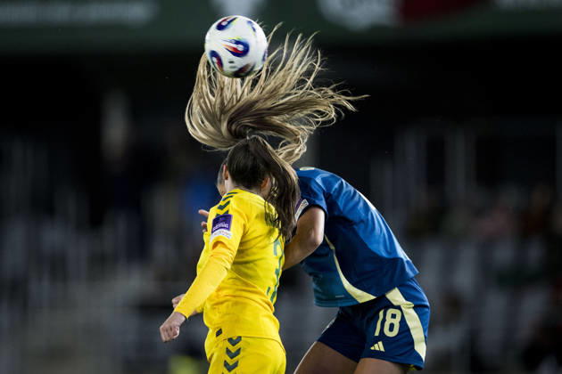 261009 Laura KubiliÅ«tÄ— of Lithuania and Bella Andersson of Sweden during the FIFA Women s World Cup qualifier play-off football match between Lithuania and Sweden on October 9, 2026 in Kaunas. Photo: Mathias Bergeld BILDBYRAN kod MB MB1418 fotboll football soccer fotball vm-kval kval fifa womens world cup qualifier qualifier playoff lithuania sverige sweden dam bbeng play-off Copyright: MATHIASxBERGELD BB261009MB082