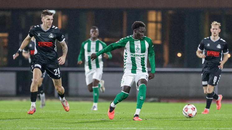 v.li.: Steffen Rohwedder (SV Atlas Delmenhorst, 28) und Ramiz Hamouda (SV Werder Bremen II, 24) im Zweikampf, Duell, Dynamik, Aktion, Action, Spielszene, 09.10.2026, Bremen (Deutschland), Fussball, Regionalliga Nord, SV Werder Bremen II - SV Atlas Delmenhorst