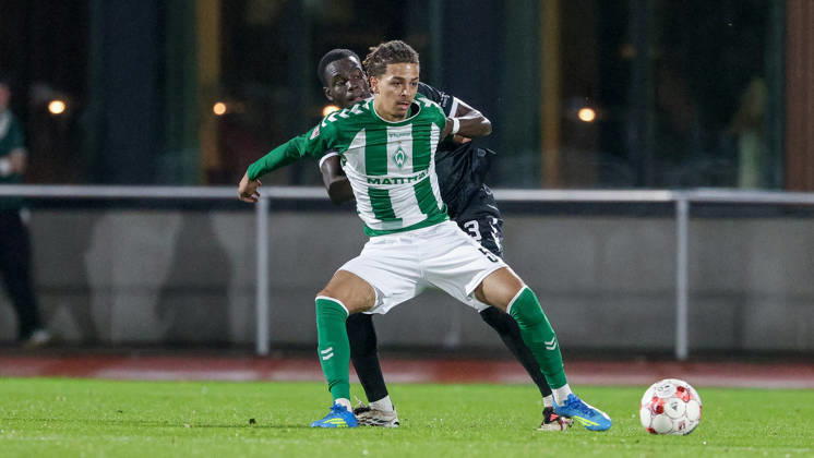 v.li.: Andre Ndiaye (SV Atlas Delmenhorst, 3) und Kenny Quetant (SV Werder Bremen II, 50) im Zweikampf, Duell, Dynamik, Aktion, Action, Spielszene, 09.10.2026, Bremen (Deutschland), Fussball, Regionalliga Nord, SV Werder Bremen II - SV Atlas Delmenhorst