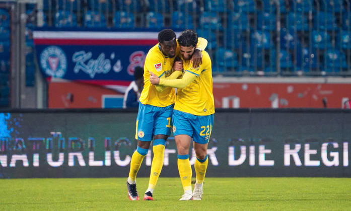 Deutschland: Fussball 2. Bundesliga 2026 2027, 7. Spieltag - Eintracht Braunschweig vs Holstein Kiel - Eintracht-Stadion (Braunschweig): Torjubel zum Fabio Di Michele Sanchez (Eintracht Braunschweig, 22) Aaron Opoku (Eintracht Braunschweig, 17) Copyright: xAymanxAlahmedx