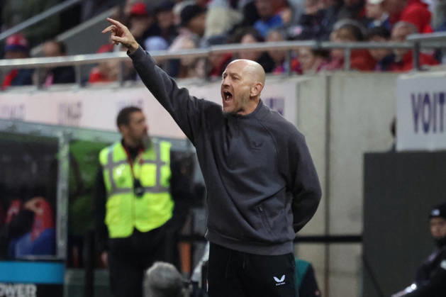 09.10.2026, xrekx, Fussball 2.Bundesliga, 1.FC Heidenheim - 1.FC Kaiserslautern v.l. Torsten Lieberknecht Trainer (1.FC Kaiserslautern) gibt Anweisungen, gestikuliert, mit den Armen gestikulieren gives instructions, gesticulate (DFL DFB REGULATIONS PROHIBIT ANY USE OF PHOTOGRAPHS as IMAGE SEQUENCES and or QUASI-VIDEO) Heidenheim