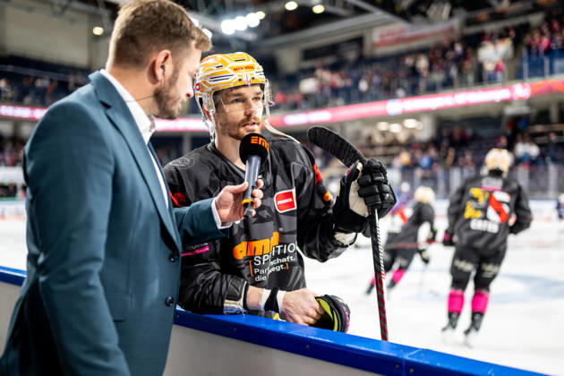 09.10.2026 - Eishockey - Saison 2026 2027 - Penny DEL - Nürnberg Ice Tigers Icetigers - Adler Mannheim - ThHa - xthxhax - Jake Ustorf (48, Nürnberg Ice Tigers, NIT ) im Interview mit Christian Rupp (Stadionsprecher, Nürnberg Ice Tigers, NIT )