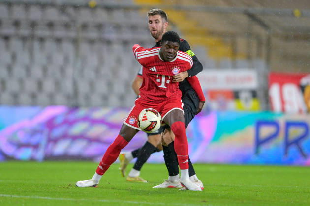 v.li.: Bastian Friedrich Assomo (Bayern Muenchen, FCB, 9) Alexander Winkler (Unterhaching, 4) im Zweikampf, Duell, duel, tackle, Dynamik, Action, Aktion, 09.10.2026, München (Deutschland), Fussball, Regionalliga Bayern, FC Bayern München II - SpVgg Unterhaching