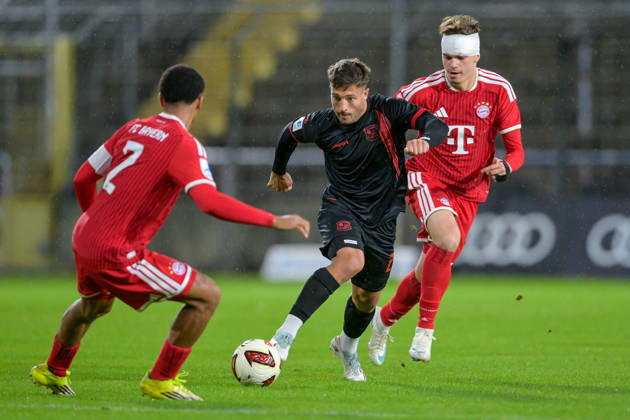 v.li.: Vincent Manuba Bayern Muenchen, FCB, 2) Moritz Mueller (Unterhaching, 24) Guido Della Rovere (Bayern Muenchen, FCB, 10) im Zweikampf, Duell, duel, tackle, Dynamik, Action, Aktion, 09.10.2026, München (Deutschland), Fussball, Regionalliga Bayern, FC Bayern München II - SpVgg Unterhaching