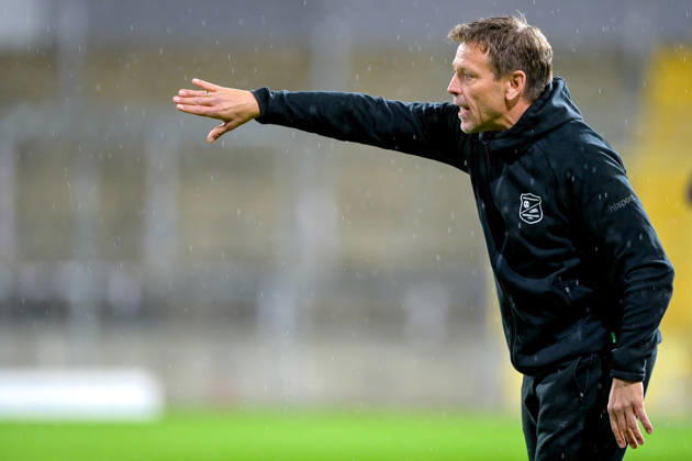 Trainer Holger Seitz (Unterhaching) gibt Anweisungen, gestikuliert, mit den Armen gestikulieren, gives instructions, gesticulate, Einzelbild, Aktion, Action, 09.10.2026, München (Deutschland), Fussball, Regionalliga Bayern, FC Bayern München II - SpVgg Unterhaching