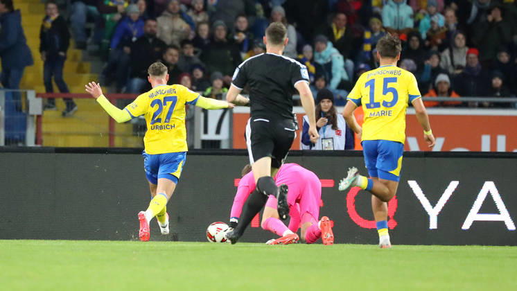 Braunschweig vs Kiel, 2. BL Braunschweig, 09.10.2026, Fußball, Herren, 2. BL, Saison 2026 2027, Eintracht Braunschweig vs. Holstein Kiel: Jan Urbich (Eintracht Braunschweig) schießt Tor zum 1:0, Torwart Timon Weiner (Holstein Kiel) (DFL DFB REGULATIONS PROHIBIT ANY USE OF PHOTOGRAPHS as IMAGE SEQUENCES and or QUASI-VIDEO) Stadion an der Hamburger Straße Niedersachsen Deutschland