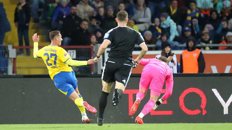Braunschweig vs Kiel, 2. BL Braunschweig, 09.10.2026, Fußball, Herren, 2. BL, Saison 2026 2027, Eintracht Braunschweig vs. Holstein Kiel: Jan Urbich (Eintracht Braunschweig) schießt Tor zum 1:0, Torwart Timon Weiner (Holstein Kiel) (DFL DFB REGULATIONS PROHIBIT ANY USE OF PHOTOGRAPHS as IMAGE SEQUENCES and or QUASI-VIDEO) Stadion an der Hamburger Straße Niedersachsen Deutschland